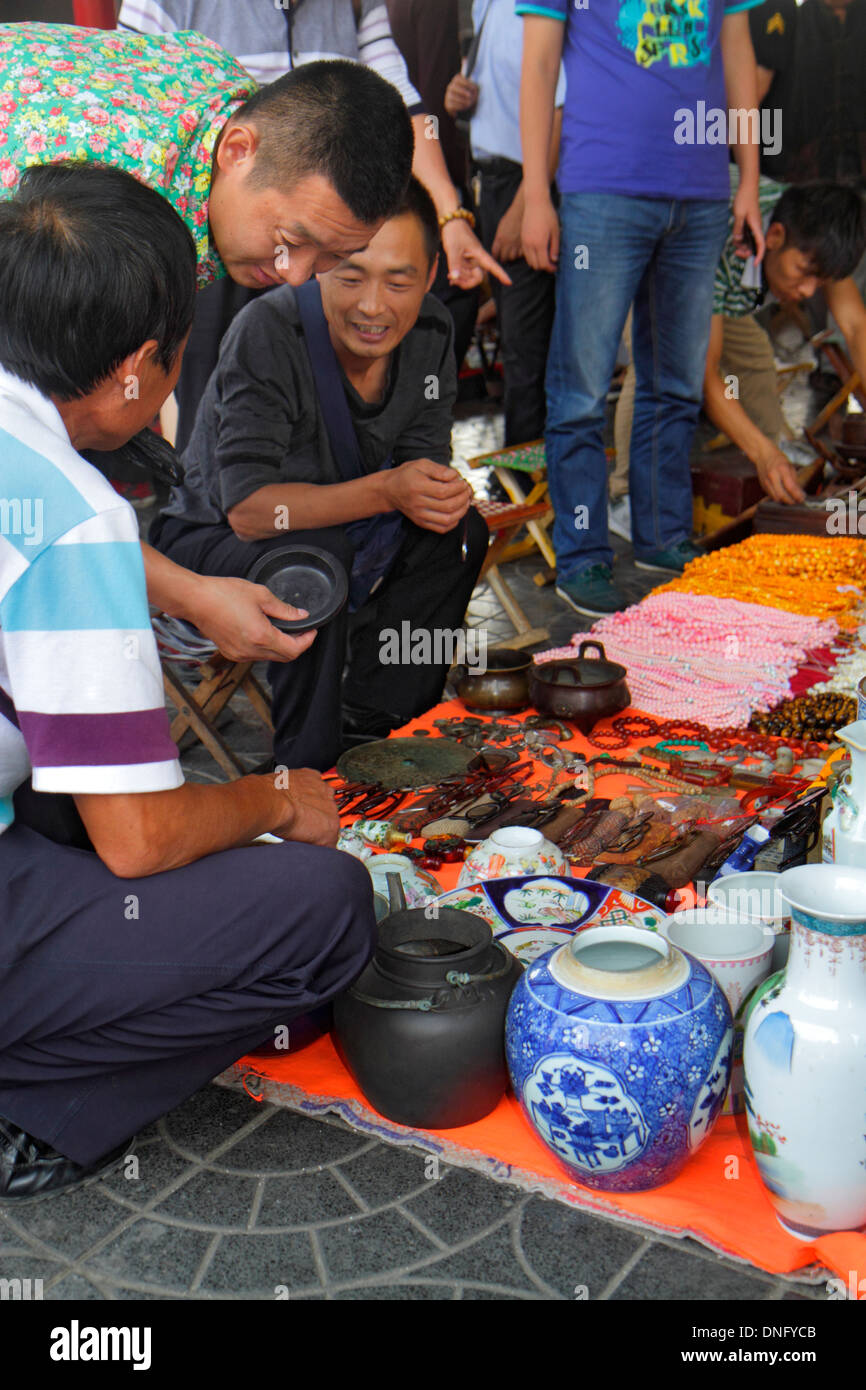 Pechino Cina, cinese, orientale, Chaoyang District, Panjiayuan Weekend sterrato mercato delle pulci, shopping shopper shopping negozi negozi mercati di acquisto vendere, retai Foto Stock