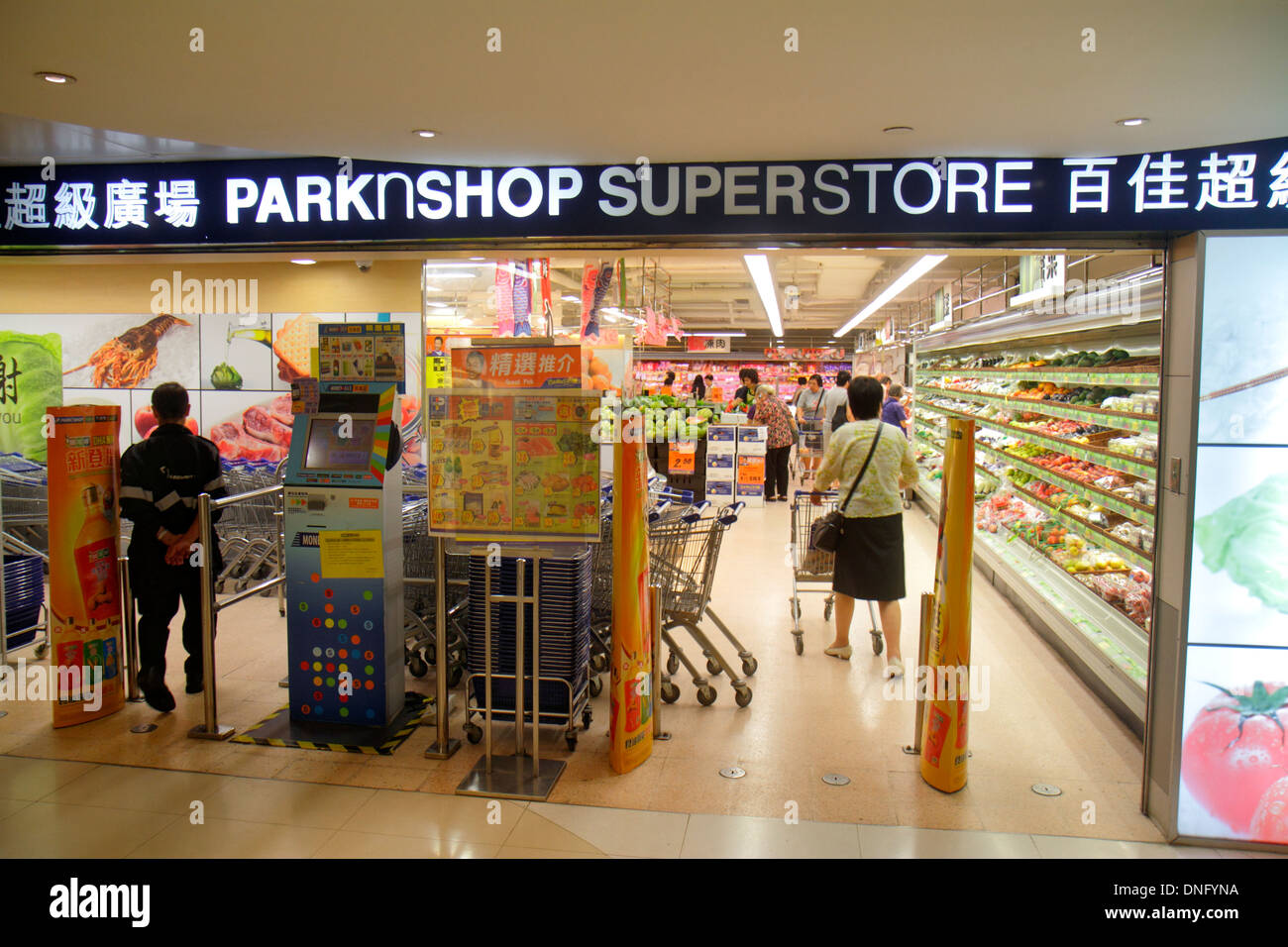 Hong Kong Cina,HK,Asia,Cinese,Orientale,Isola,North Point,King's Road,ParknShop Superstore,negozio di alimentari,supermercato,cibo,vendita scaffali esposizione Foto Stock