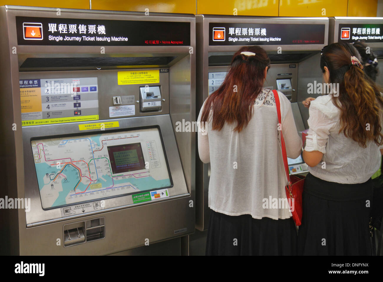 Hong Kong Cina, Hong Kong, Asia, cinese, orientale, isola, MTR, stazione della metropolitana di North Point, Island Line, Tseung Kwan o Line, distributore automatico di biglietti self-service, Cant Foto Stock