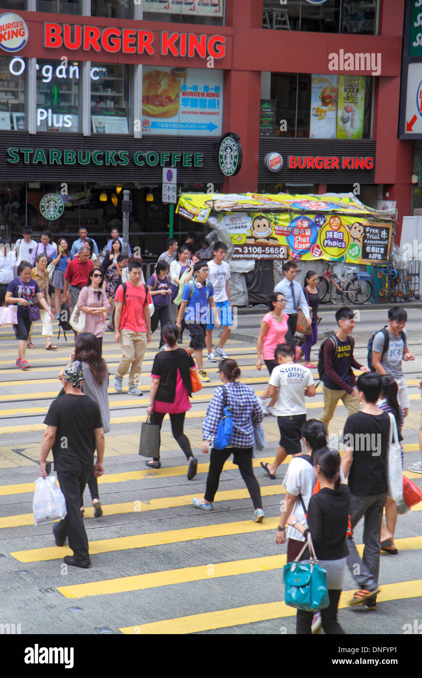 Hong Kong Cina,HK,Asia,Cinese,Orientale,Isola,Fortezza Hill,King's Road,attraversare la strada,uomo asiatico maschio,adulto,adulti,donna donna donna donna donna donna donna donne,Burger Ki Foto Stock