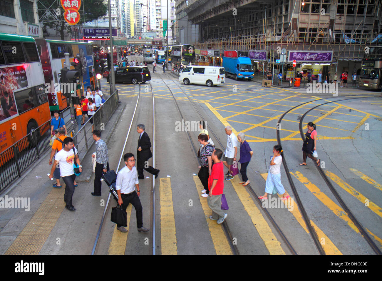 Hong Kong Cina,Hong Kong,Hong Kong,Asia,cinese,orientale,isola,WAN Chai,Hennessy Road,commerci,distretto,strada di attraversamento,tram,donna asiatica donne,uomo uomini maschio, Foto Stock