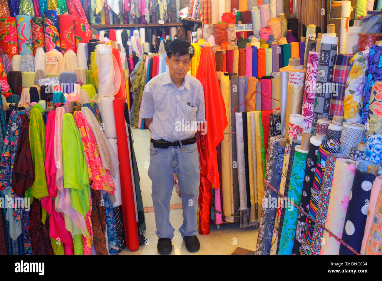 Hong Kong Cina,HK,Asia,Cinese,Orientale,Isola,Sheung WAN,Des Voeux Road Central,mercato Occidentale,interno,tessuto,negozio,uomo asiatico maschio,manag Foto Stock