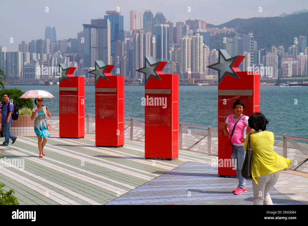 Hong Kong Cina, HK, Asia, cinese, orientale, Kowloon, Tsim Sha Tsui, Avenue of the Stars, Victoria Harbour, porto, lungomare, Asian Asians etnic im Foto Stock