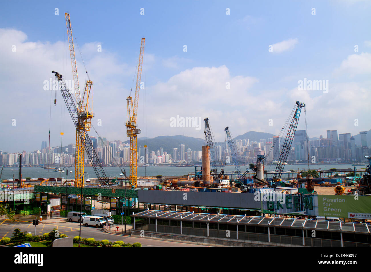 Hong Kong Cina,HK,Asia,Cinese,Orientale,Kowloon,Tsim Sha Tsui,New World Center,centro,cantiere,gru,Victoria Harbour,porto,isola,città di sk Foto Stock