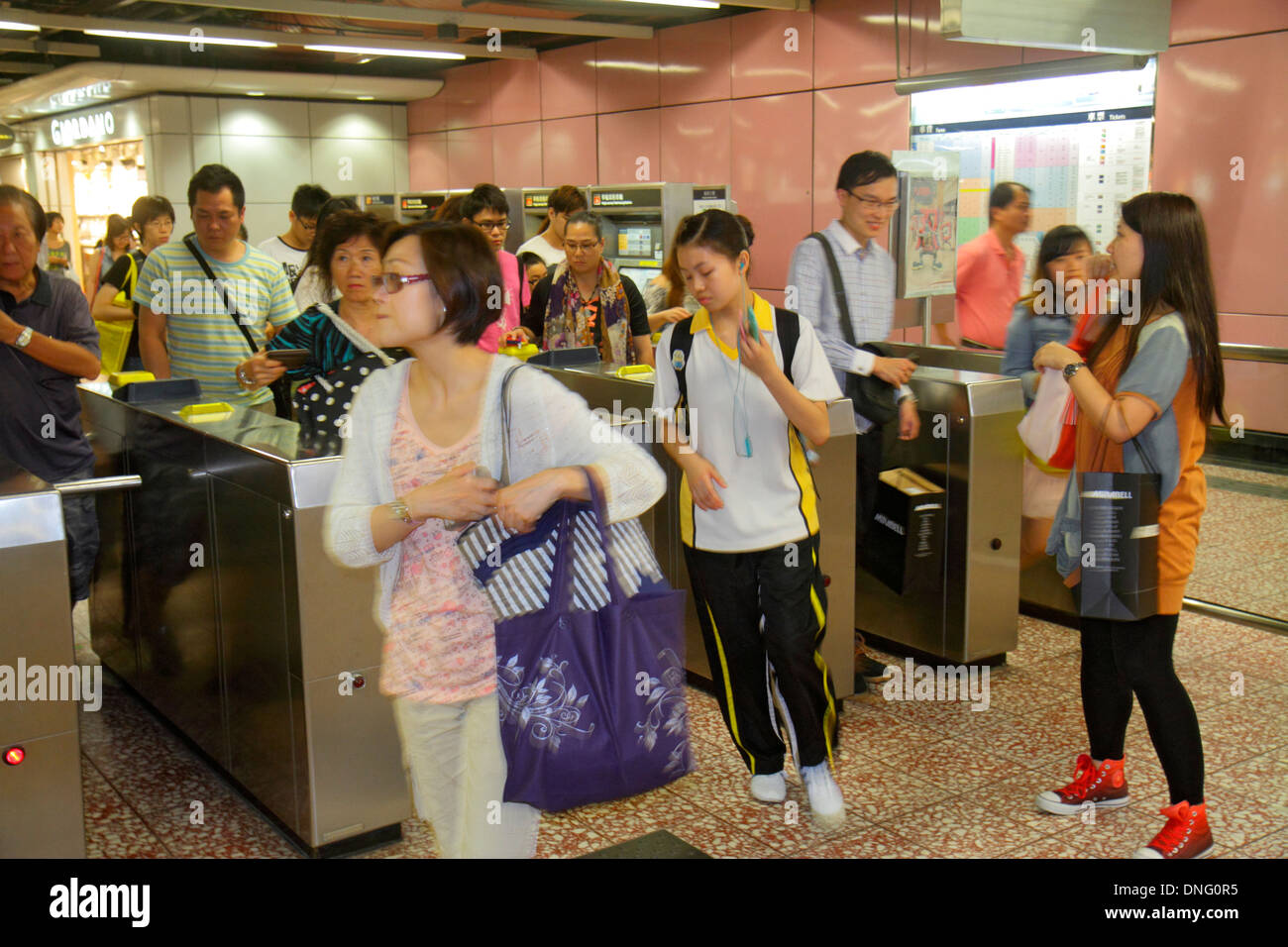 Hong Kong Cina, Hong Kong, Asia, cinese, orientale, Kowloon, Prince Edward, stazione metropolitana Prince Edward MTR, trasporti pubblici, tornello, porta deflettrice, cancello, passe Foto Stock