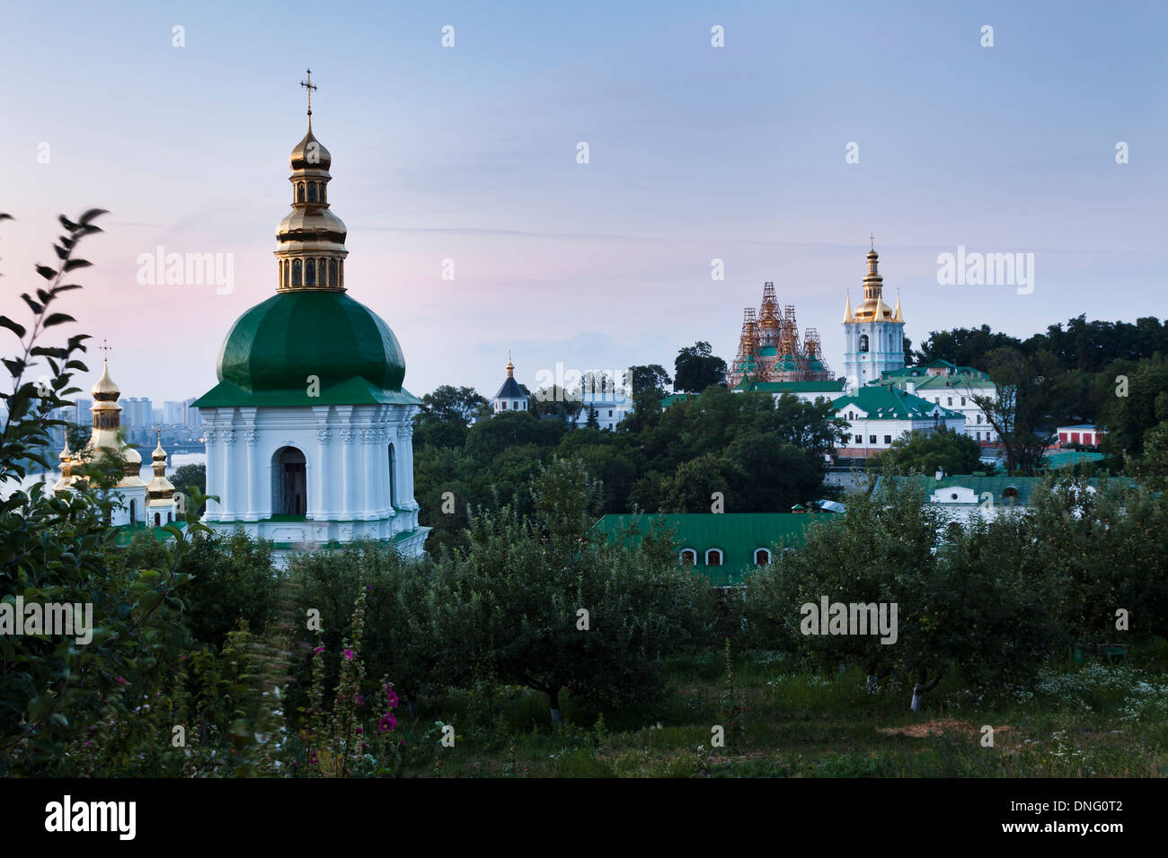 Ucraina Kiev Pechersk Lavra famoso monastero ortodosso vista al tramonto su torri del campanile Foto Stock