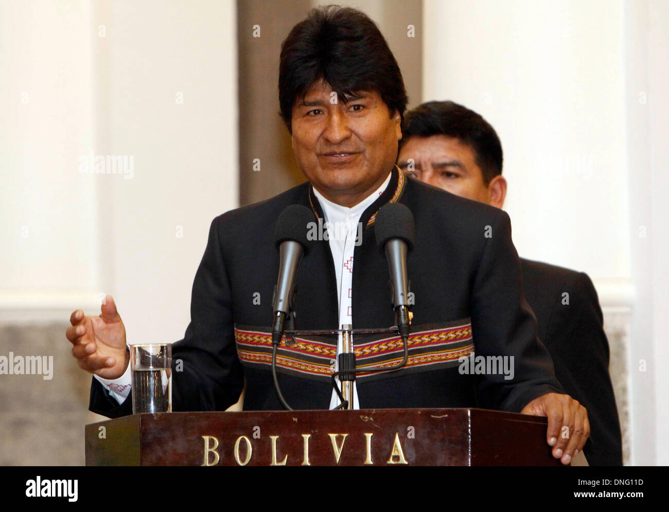 La Paz in Bolivia. Il 26 dicembre, 2013. Il presidente boliviano Evo Morales promulga le aziende statali legge presso il Palazzo Presidenziale di La Paz, Bolivia, a Dic. 26, 2013. Morales ha sottolineato il giovedì l importanza di una maggiore partecipazione statale in economia, che ha raggiunto il 35 per cento nel 2013. Credito: ABI/Xinhua/Alamy Live News Foto Stock