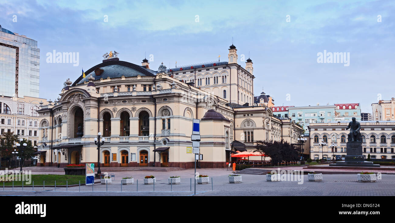 Ucraina kiev città capitale opera house del balletto e della facciata del teatro vista panoramica a piazza con la statua del compositore e principali entran Foto Stock