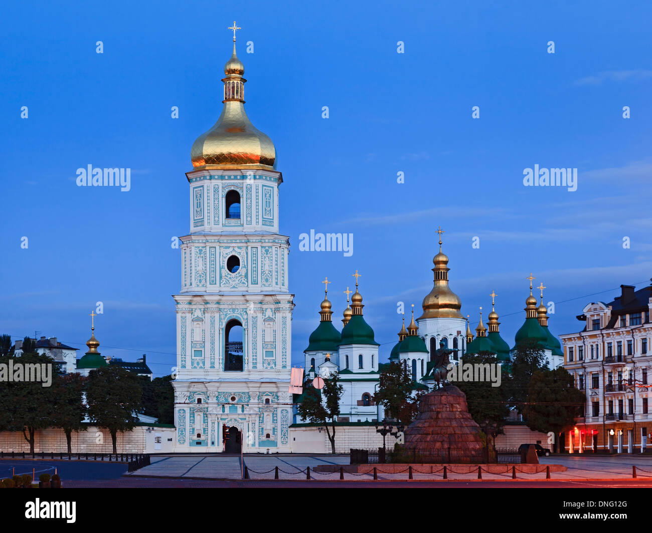 Ucraina Kiev Kiev antico punto di riferimento storico monastero di Sofia e Cattedrale di sunrise piazza Monumento e cavallo di bronzo Foto Stock