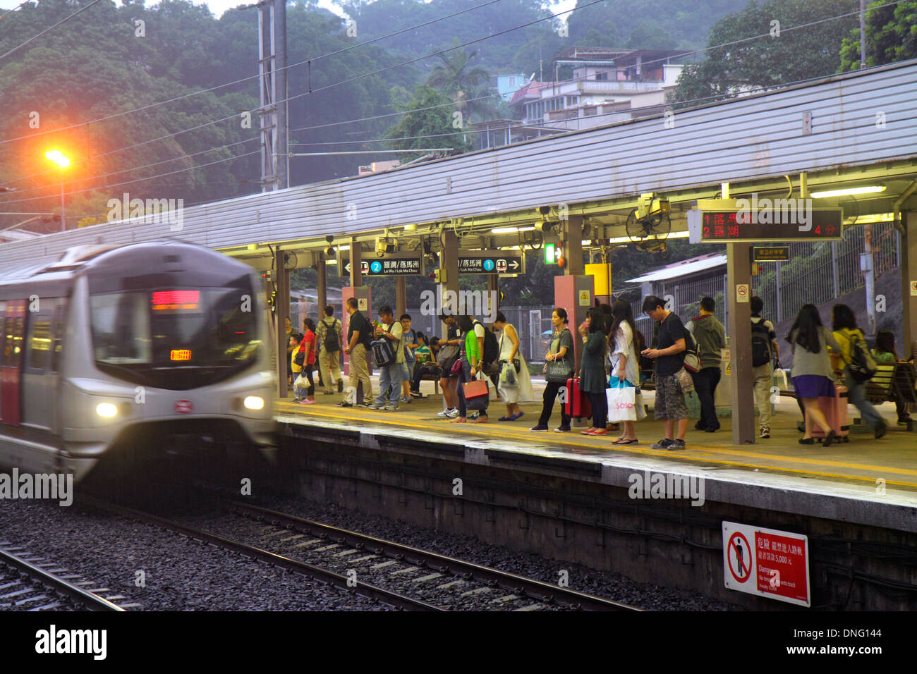 Hong Kong Cina,HK,Asia,Cinese,Orientale,nuovi territori,Sha Tin,Stazione metropolitana Sha Tin MTR,linea ferroviaria Est,piattaforma,arrivo,treno,piloti,passeggero pa Foto Stock