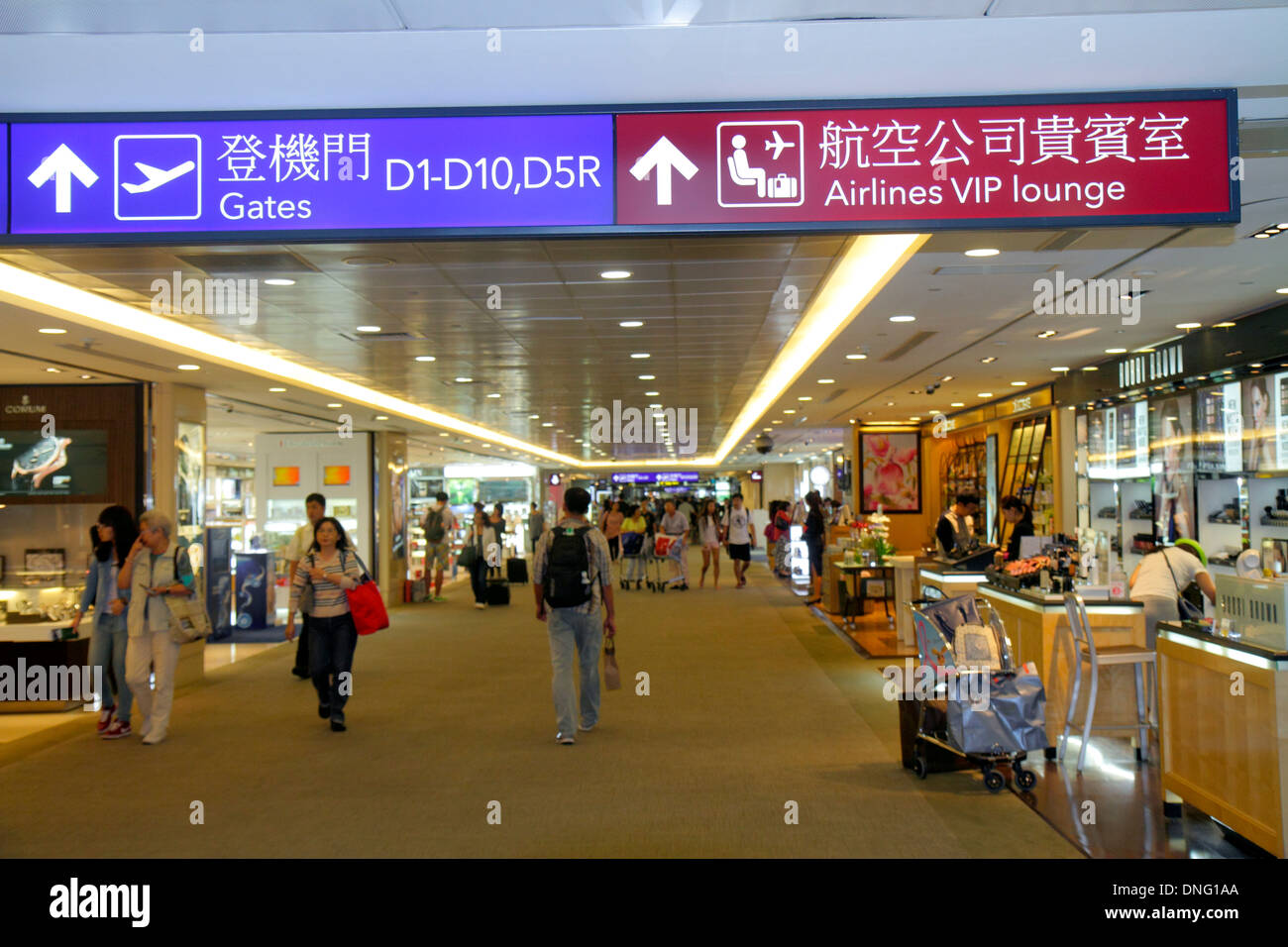 Repubblica di Cina, Taiwan, Taipei, Asia, Oriente, orientale, Taiwan Taoyuan International Airport, TPE, terminal, gate, cartello, informazioni, indicazioni, Asian adult, ad Foto Stock