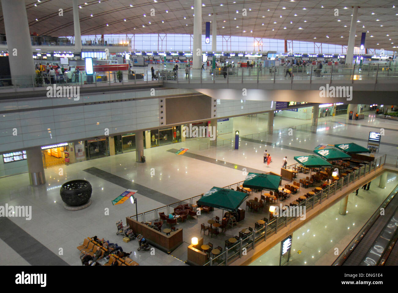 Pechino Cina,Cinese,Aeroporto Internazionale di Pechino Capital,PEK,Terminal 3,interno,Starbucks Coffee,barista,ombrelloni,multilivello,China1309160 Foto Stock