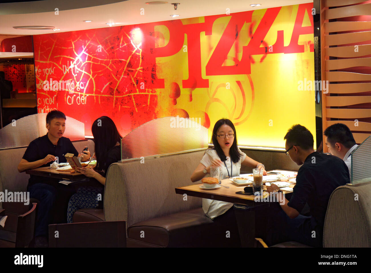 Beijing China, Chinese, The Malls at Oriental Plaza, Pizza Hut, ristorante ristoranti, cibo, caffè, cucina, cibo, interno, Asian woman fem Foto Stock