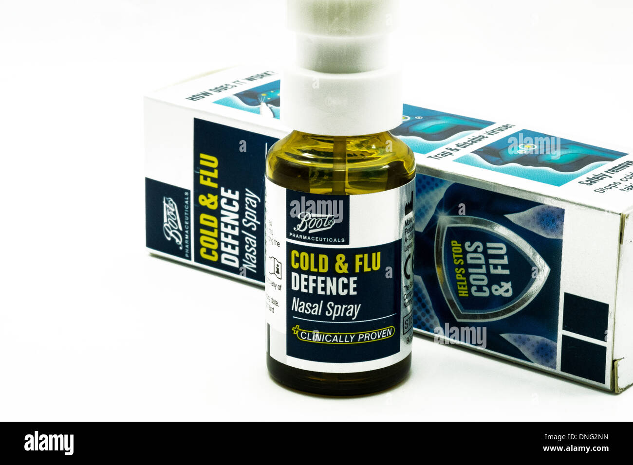 Raffreddore e influenza la difesa flacone di spray nasale & box tagliare lo sfondo bianco spazio copia Foto Stock