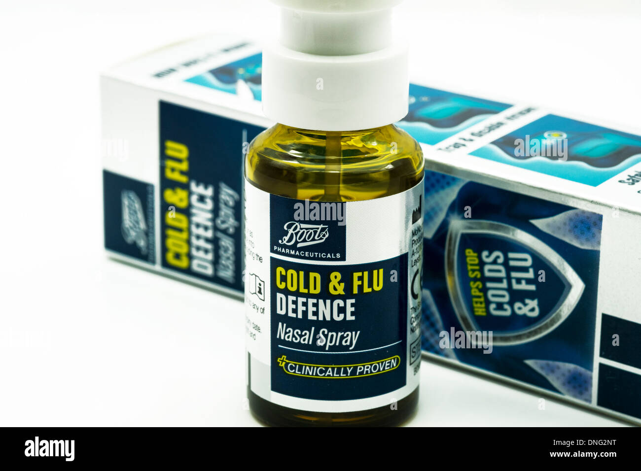 Raffreddore e influenza la difesa flacone di spray nasale & box tagliare lo sfondo bianco spazio copia Foto Stock