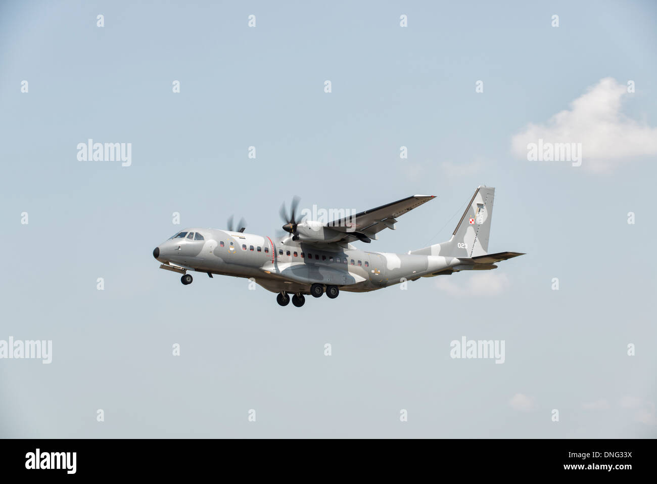 Un EADS CASA C-295 della forza PolishAir arrivando a Fairford a prendere parte al 2013 Royal International Air Tattoo Foto Stock