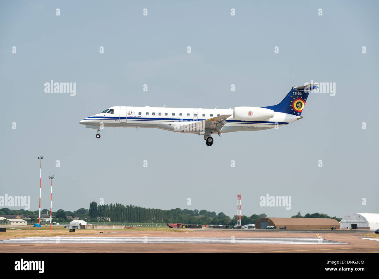 Un Embraer ERJ-135 Executive di velivoli a getto del Belgio Air Force arriva a Fairford a prendere parte al 2013 RIAT Foto Stock