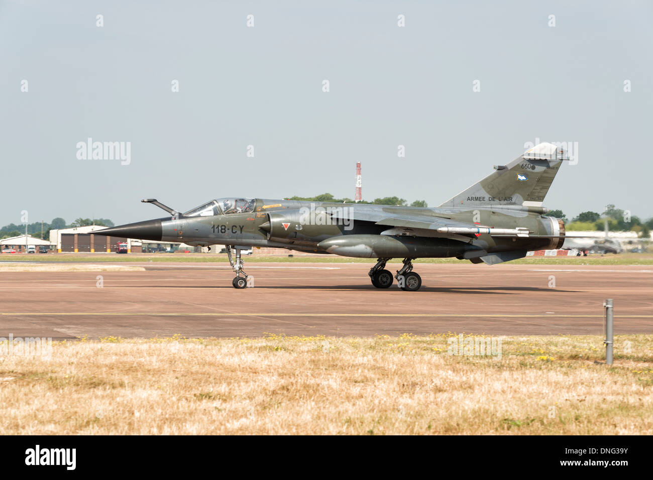 Francese Air Force o Armée de L'aria Dassault Mirage jet fighter taxi sul terreno a Fairford a prendere parte al 2013 RIAT Foto Stock