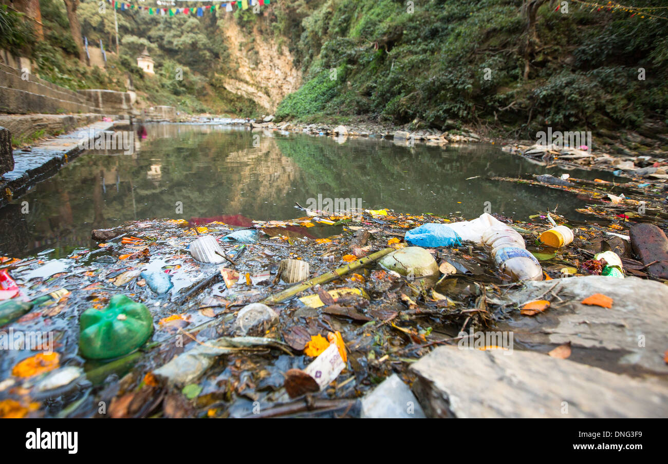Inquinamento ambientale in Himalaya. Garbage nell'acqua del fiume Bagmati. Foto Stock