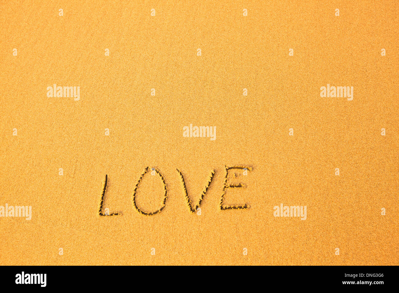Amore, testo scritto a mano in sabbia su una spiaggia. Foto Stock