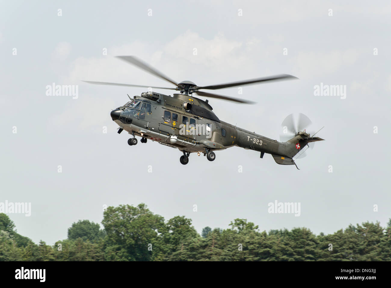 Un Swiss Air Force Super Puma elicottero arriva in corrispondenza di RAF Fairford a prendere parte al 2013 RIAT Foto Stock