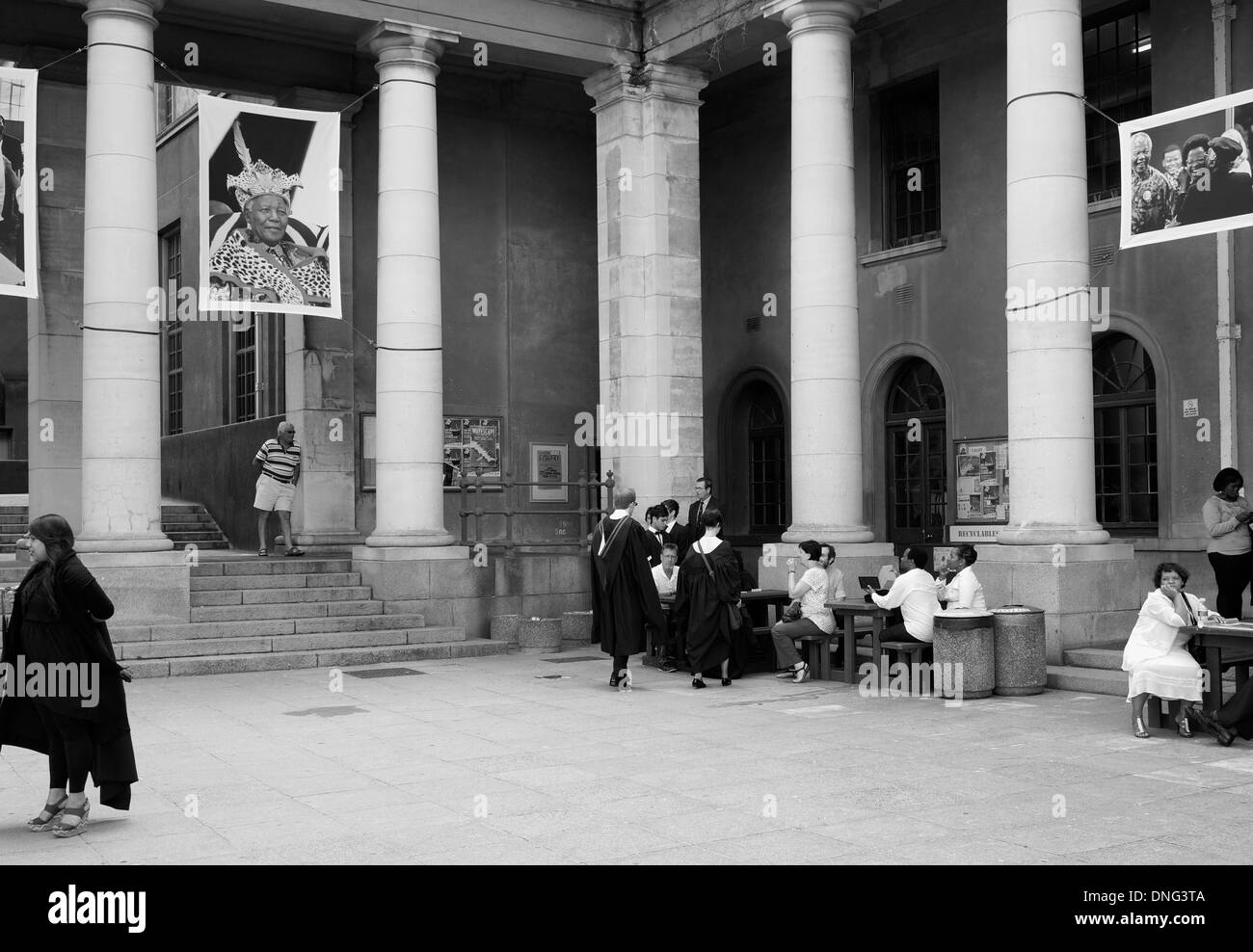 Il giorno di graduazione presso l università di Cape Town 14 dicembre 2013.fotografia in bianco e nero di laureati a piedi. Foto Stock