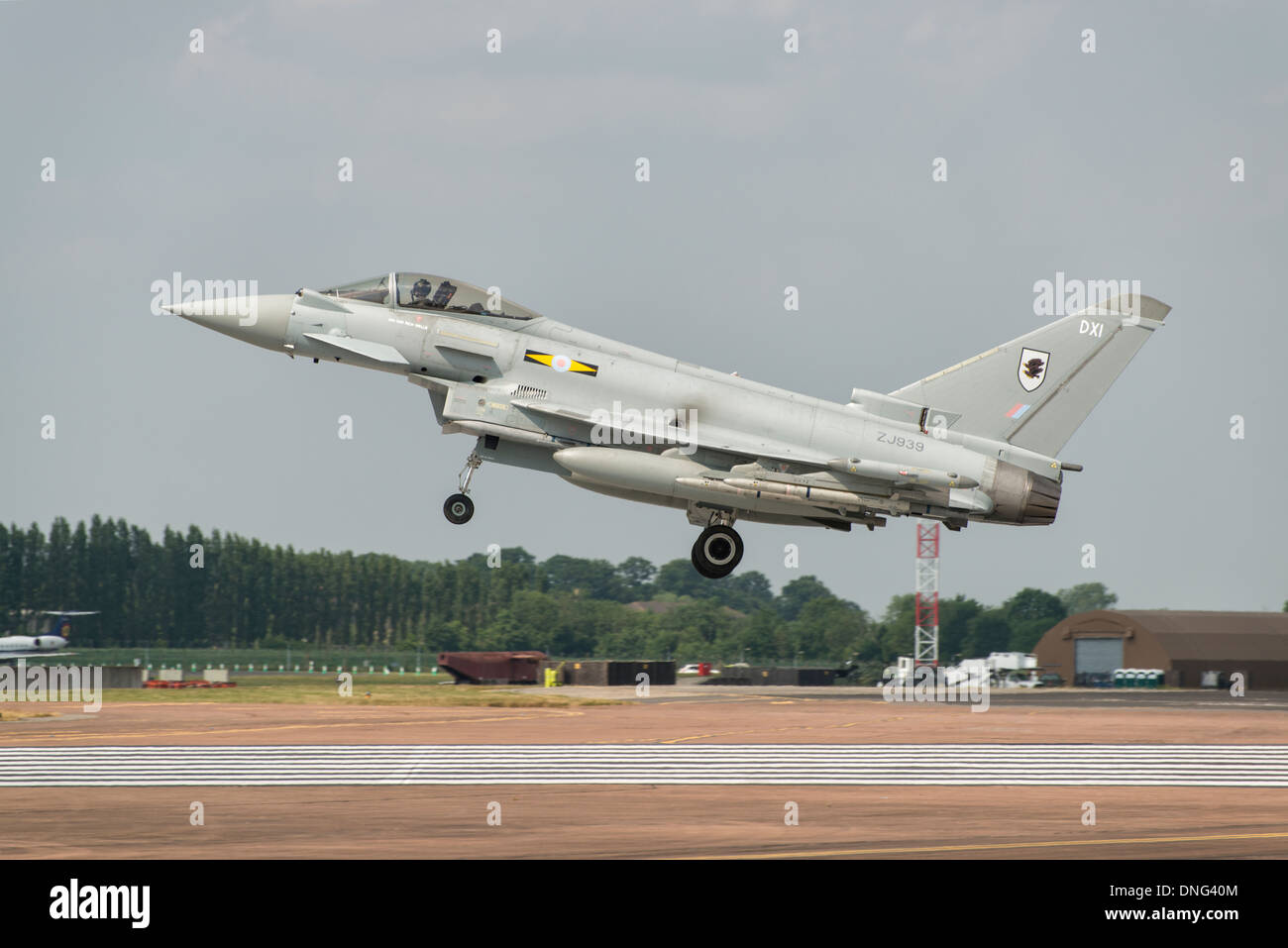 British Royal Air Force Eurofighter EF2000 Typhoon multi role fighter jet arriva a RAF Fairford a prendere parte al 2013 RIAT Foto Stock