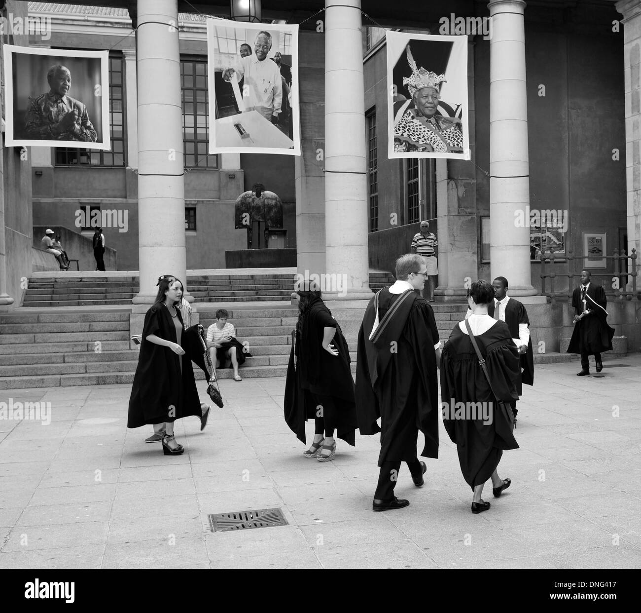 Il giorno di graduazione presso l università di Cape Town 14 dicembre 2013. Fotografia in bianco e nero di laureati a piedi. Foto Stock