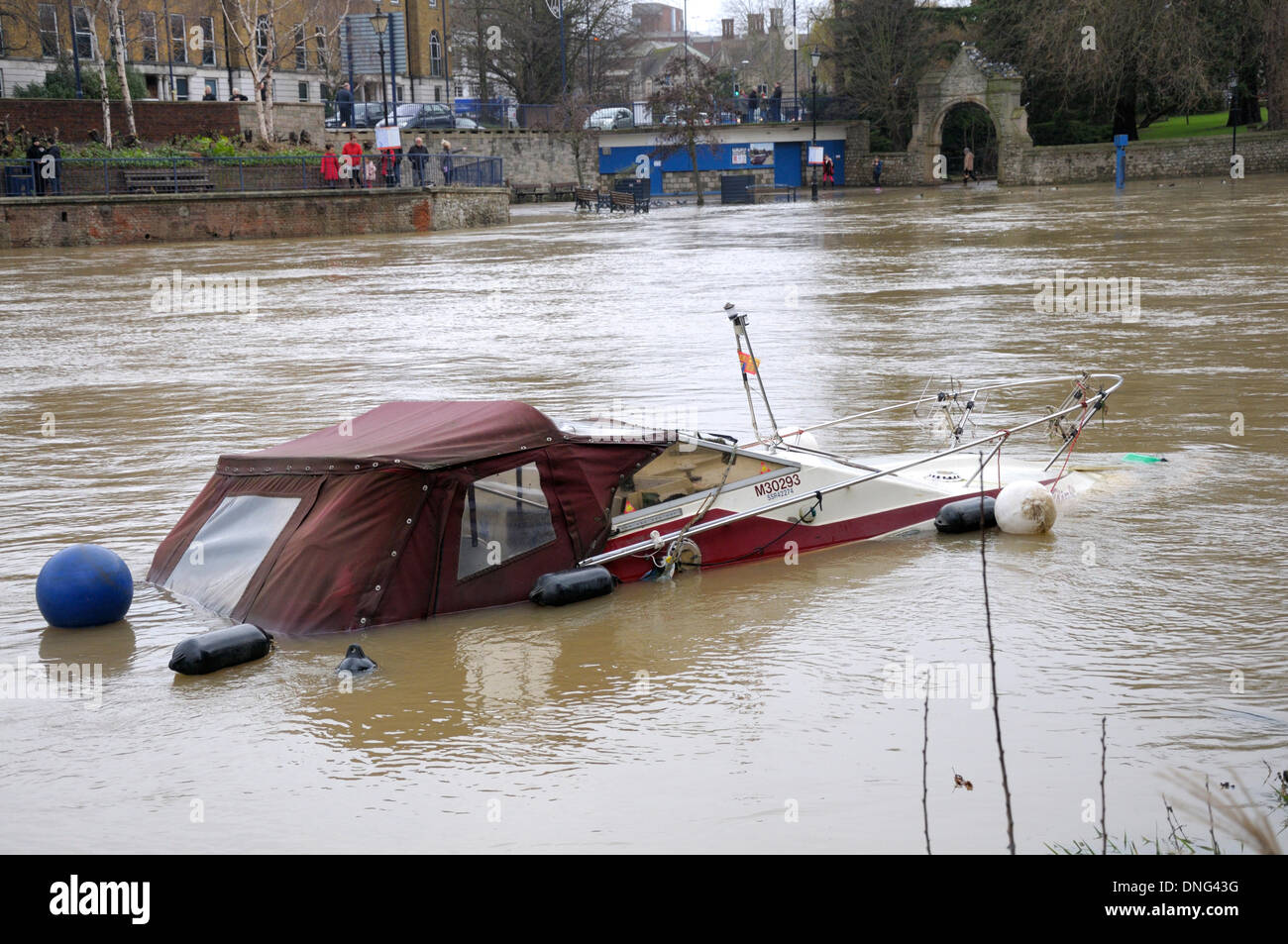 Maidstone, Kent, Regno Unito. 27 Dic, 2013. I danni causati dalle inondazioni del fiume Medway Foto Stock