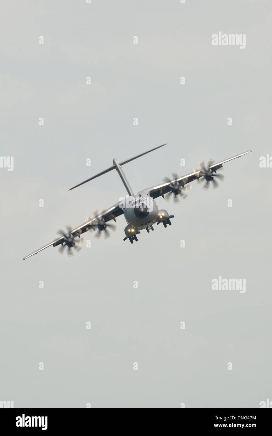 Airbus A400M Atlas F-WWMZ vola sopra RAF Fairford airbase nel Gloucestershire in Inghilterra al 2013 RIAT Foto Stock