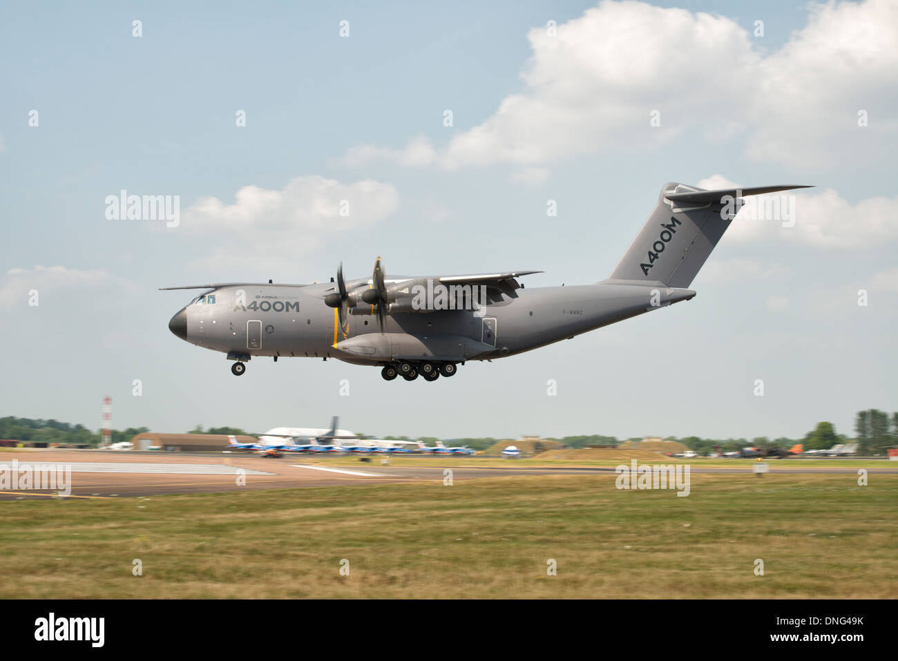 Airbus A400M Atlas F-WWMZ atterra a RAF Fairford airbase nel Gloucestershire in Inghilterra per il 2013 RIAT Foto Stock