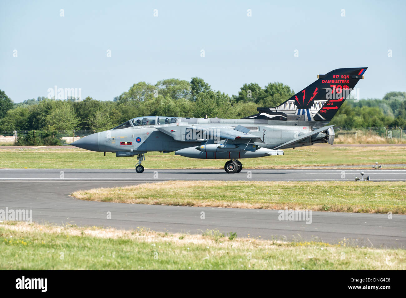 Royal Air Force britannica Panavia Tornado GR4 ZD492 swing wing multi role fighter bomber arriva a Fairford per la RIAT Foto Stock
