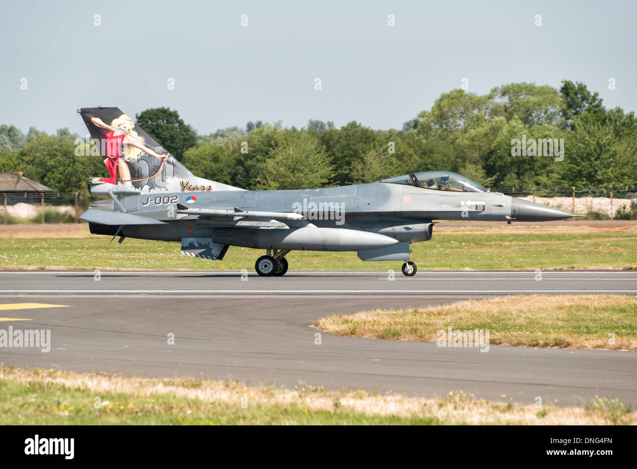 Un Royal Netherlands Air Force F-16AM Fighting Falcon jet da combattimento da 323 Squadrone rallenta dopo lo sbarco a RAF Fairford Foto Stock
