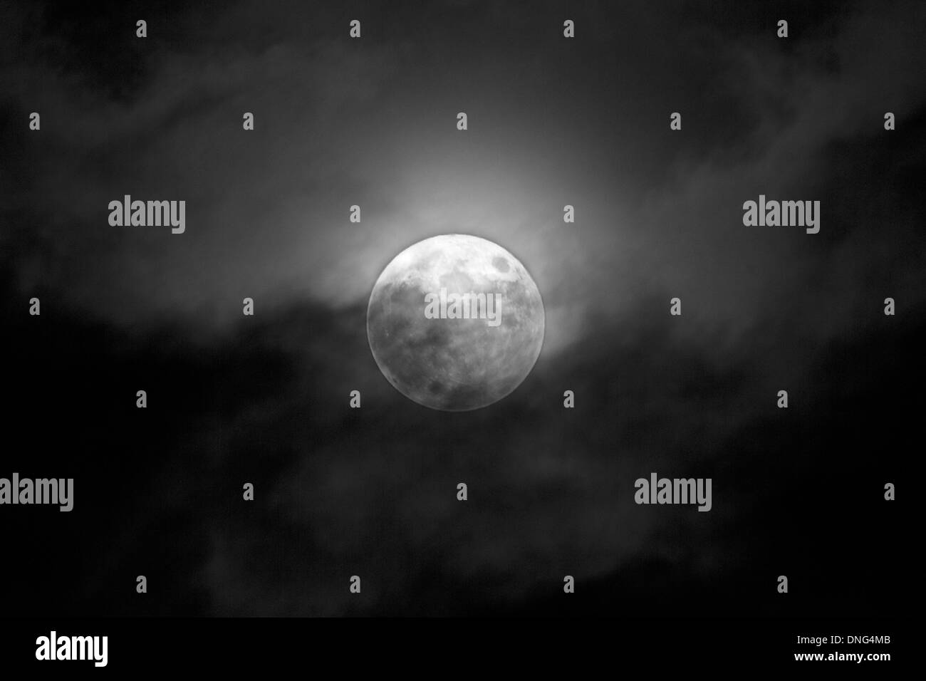 La luna piena è un cielo di nuvole Foto Stock