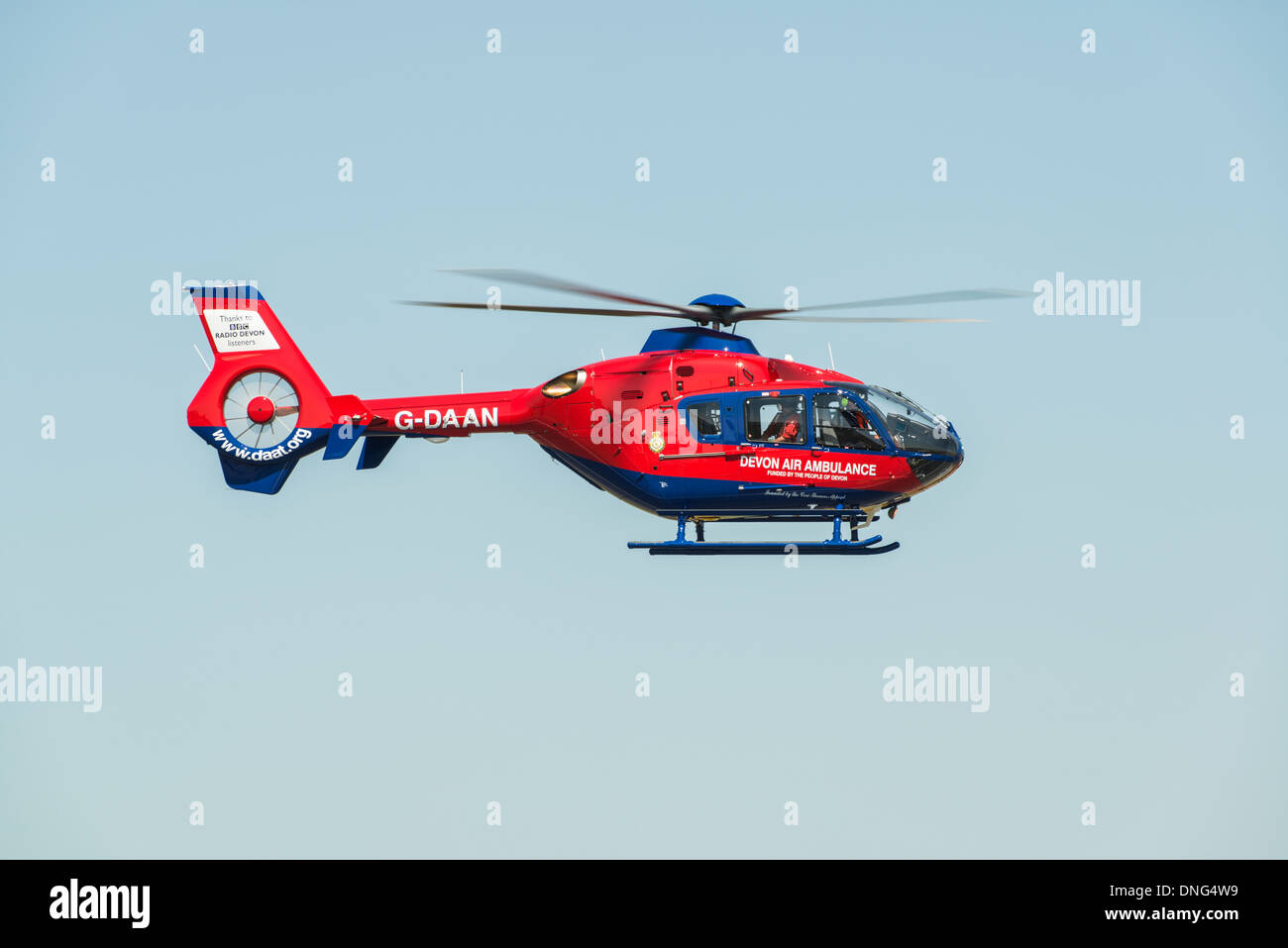 Eurocopter EC135 elicottero del Devon Air Ambulance prende parte a un ruolo più dimostrazione di uso in elicottero al RIAT Foto Stock