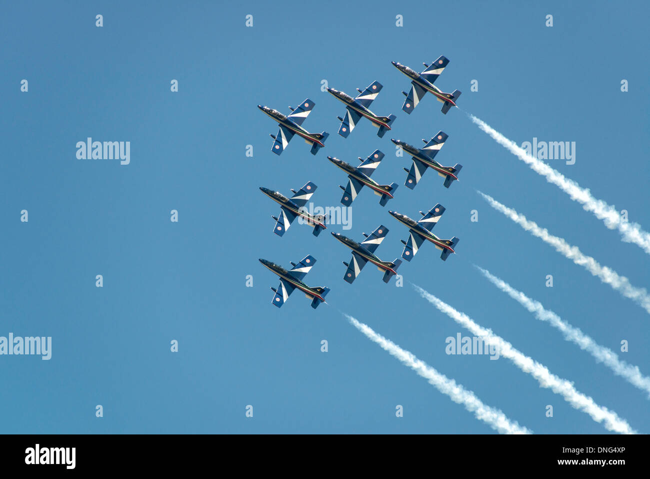 La Nazionale Italiana di Acrobazia Team Display Il Frecce Tricolori in una precisa formazione di diamante durante la loro visualizzazione presso il Royal Ospiti int Foto Stock