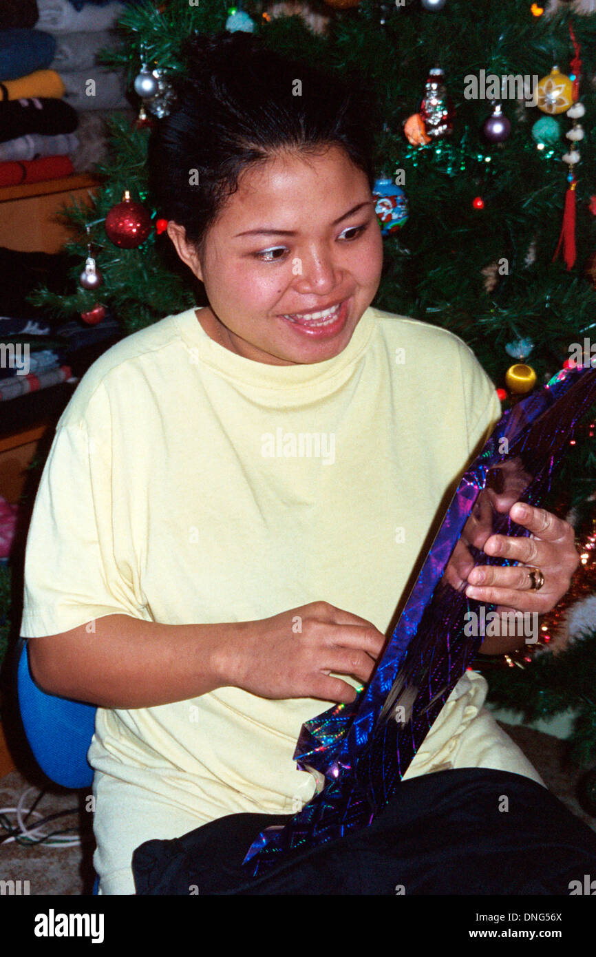 Giovani donne immigrati asiatici per il Regno Unito gode di celebrare il suo primo natale Foto Stock