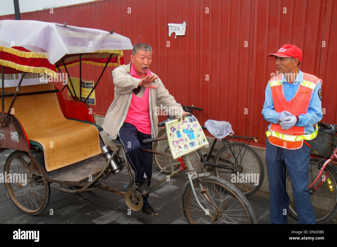 Pechino Cina, Asia, cinese, orientale, Dongcheng District, Nanluoguxiang, asiatici, adulti uomini uomini uomini uomini uomini uomini uomini adulti, triciclo taxi, pedicab, conducente, bicicletta rickshaw Foto Stock