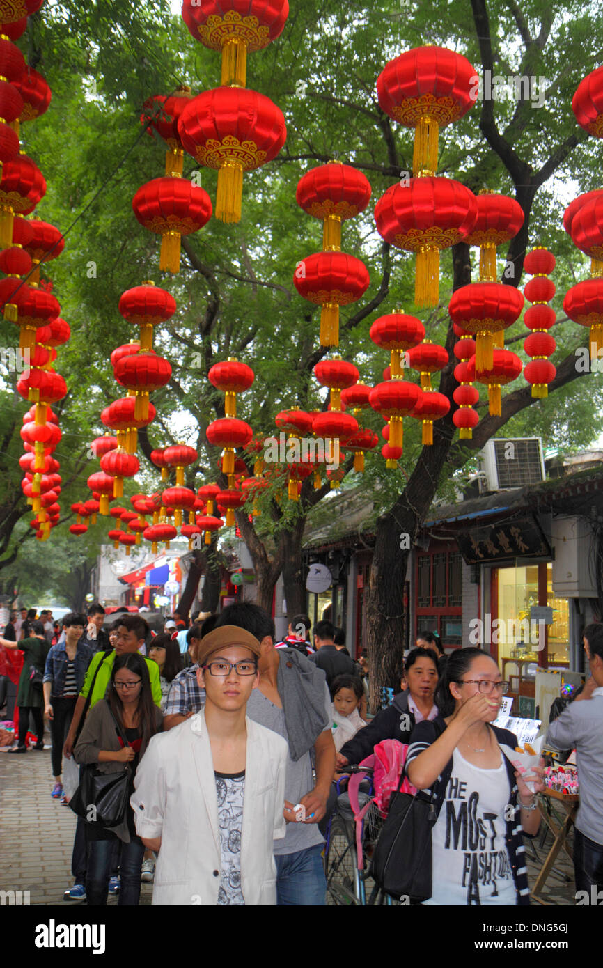 Pechino Cina, cinese, Dongcheng District, Nanluoguxiang, hutong, uomo asiatico uomo maschio, adulto, adulti, donna donne, shopping shopper negozi Foto Stock