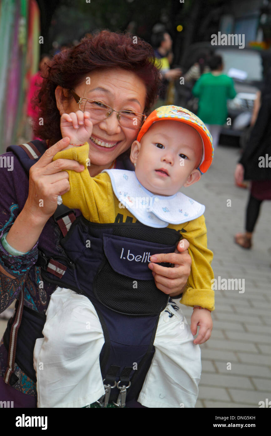 Pechino Cina,cinese,Dongcheng District,Nanluoguxiang,hutong,shopping shopper shopping negozi di mercato mercati di acquisto di mercato di vendita, vendita al dettaglio st Foto Stock