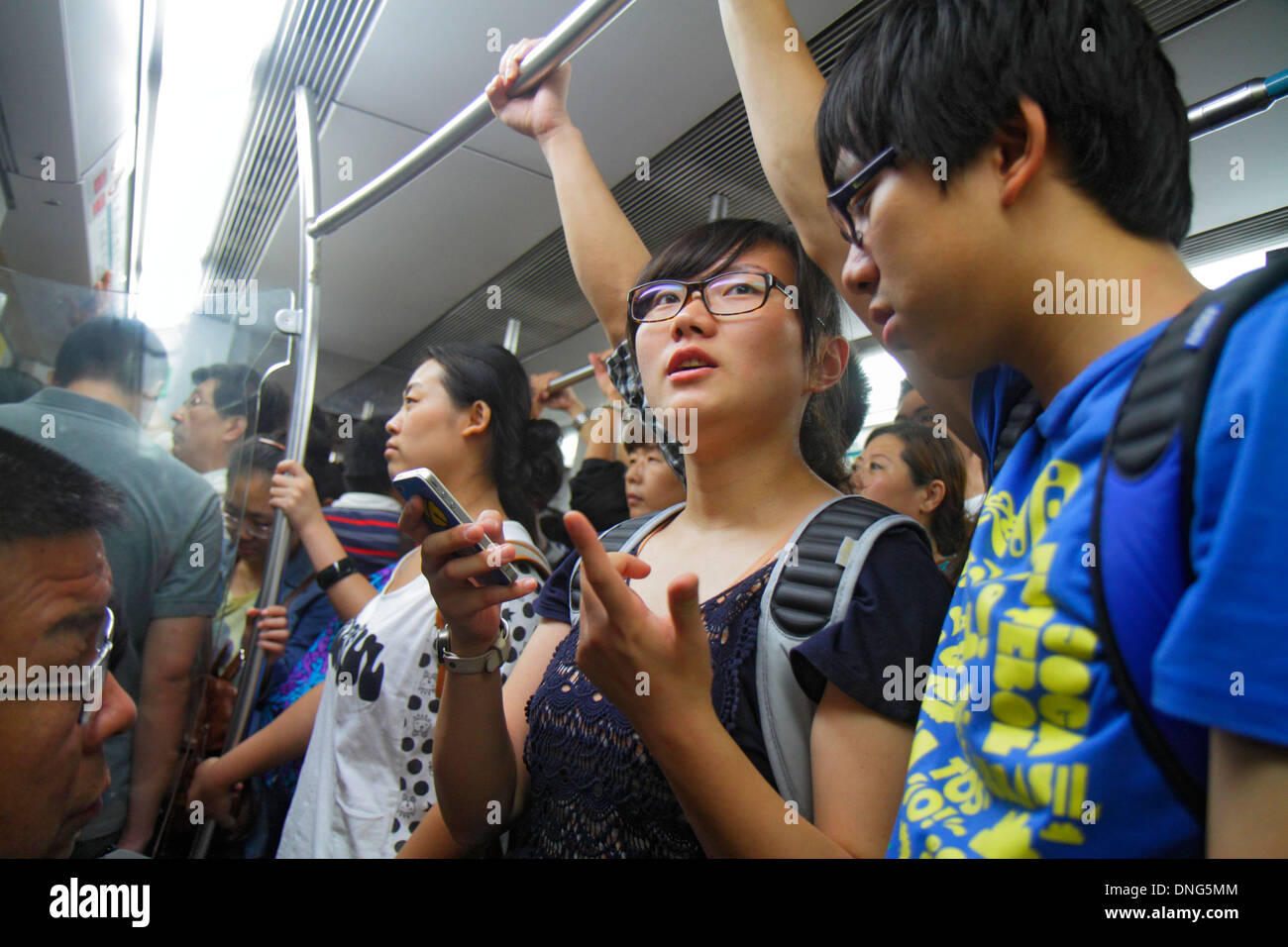 Pechino Cina, Asia, cinese, orientale, stazione della metropolitana Dongsi, linea 5 6, trasporto pubblico, cabina treno, asiatici, donna donna donna donna donna donna donna donna donna donna donna donna donna donna, adulti Foto Stock