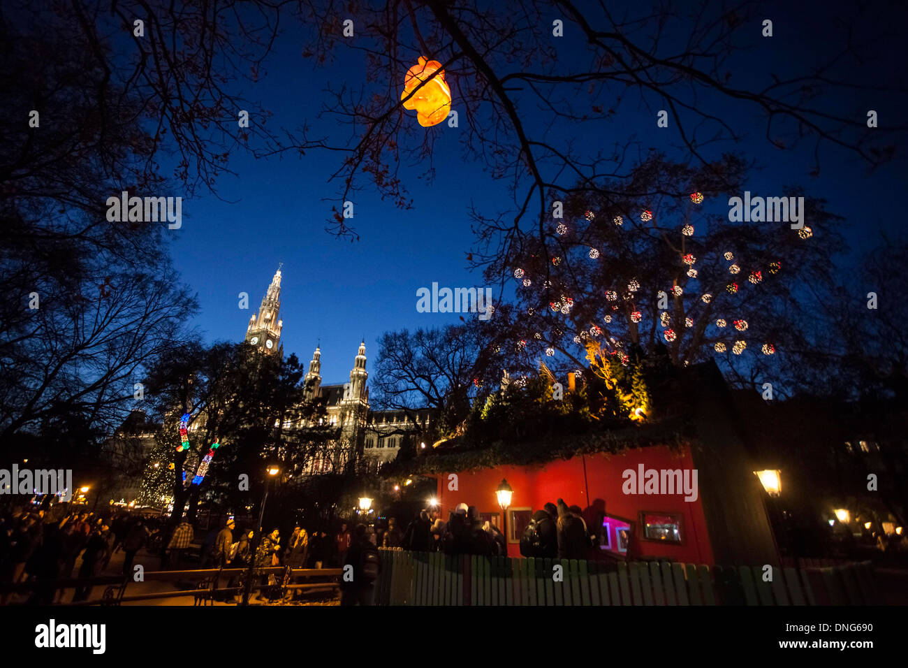 Vienna Rathaus nel Natale di notte Foto Stock