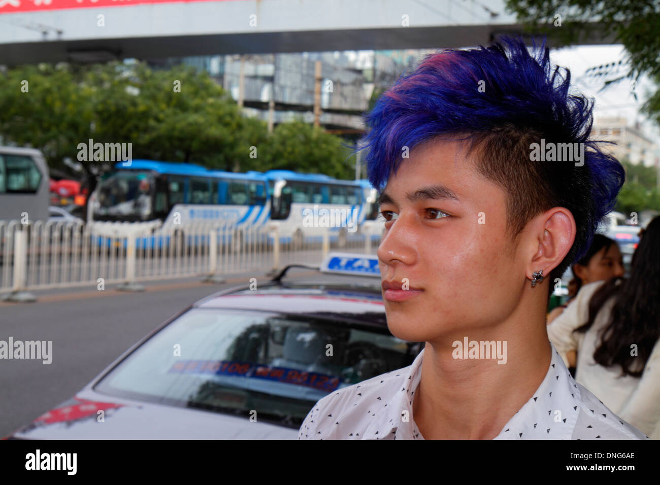 Pechino Cina,cinese,Dongzhimen,uomo asiatico uomini maschio,teen teen teen adolager hairstyle,tinto,blu,ben vestito,China130918525 Foto Stock