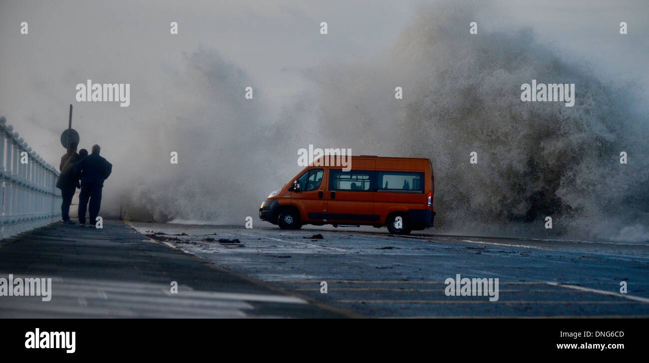 Un minibus è inghiottito da una grande onda durante una tempesta, sul lungomare di Aberystwyth, West Wales, 21/12/13 Foto Stock