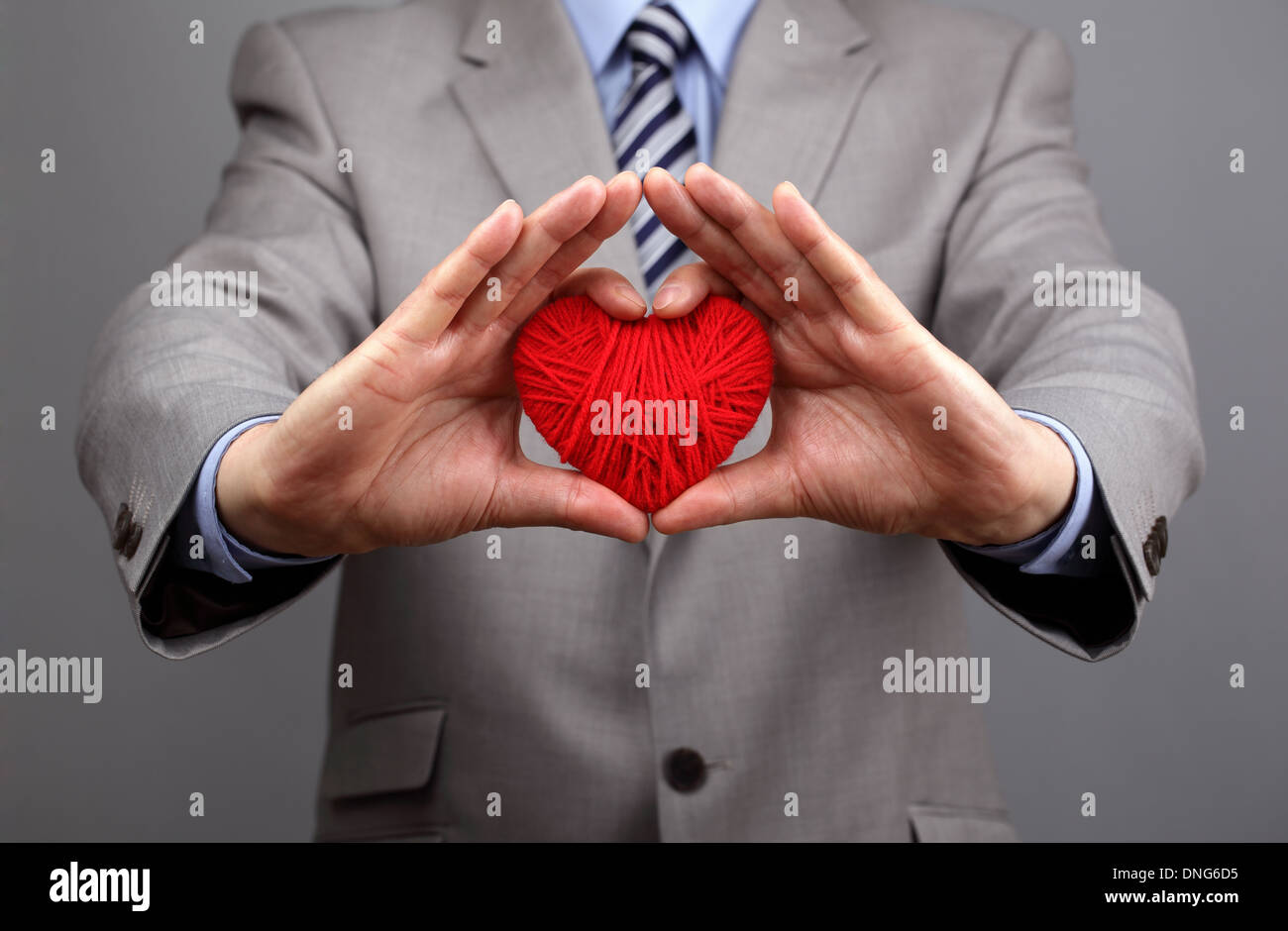 Imprenditori azienda è fuori un cuore rosso Foto Stock