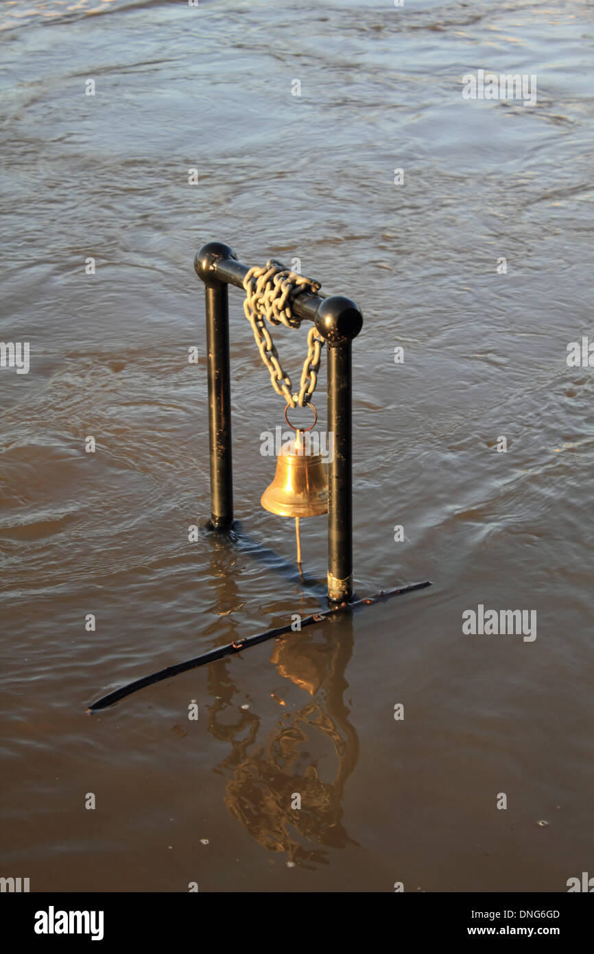 Weybridge, Surrey, Inghilterra, Regno Unito. Il 27 dicembre 2013. La campana per chiamare il traghetto è immerso nel flusso rapido e ben gonfio Fiume Tamigi. Il servizio traghetto passeggeri da Weybridge a Shepperton è sospesa a causa di fiume non sicuri condizioni, dopo molti giorni di pioggia pesante nel sud-est dell' Inghilterra. Credito: Julia Gavin/Alamy Live News Foto Stock