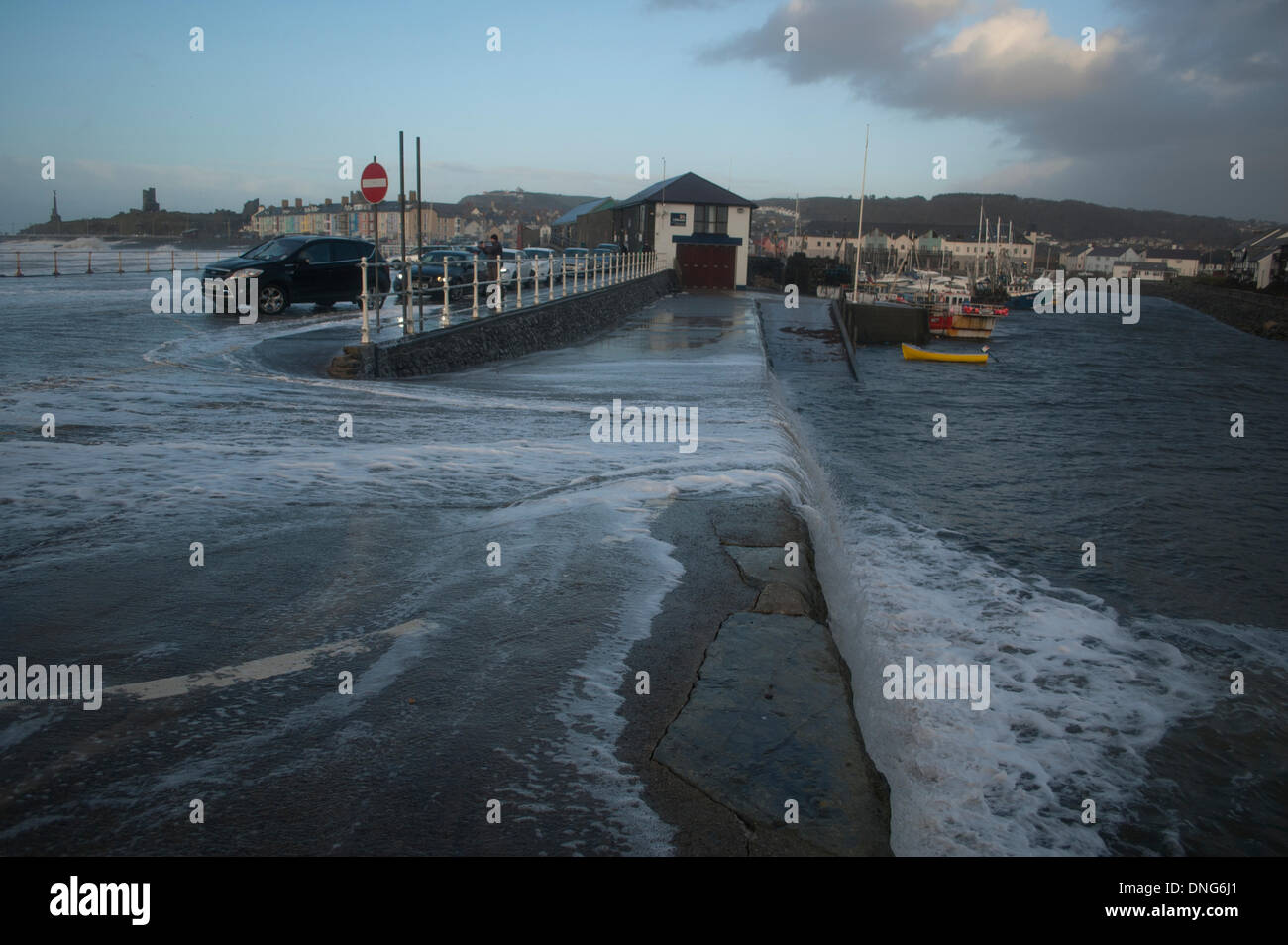 Aberystwyth, Wales, Regno Unito. Il 27 dicembre 2013. Gale force si snoda la mietitrebbia con l'alta marea di pastella Aberystwyth Harbour e passeggiata sul Ceredigion costa del Galles Centrale. Credito: Barry Watkins/Alamy Live News Foto Stock