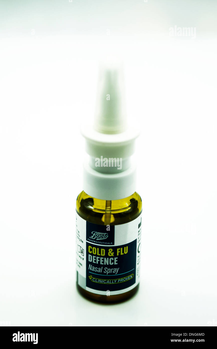 Raffreddore e influenza la difesa spray nasale flacone di prevenzione di tagliare lo sfondo bianco spazio copia Foto Stock