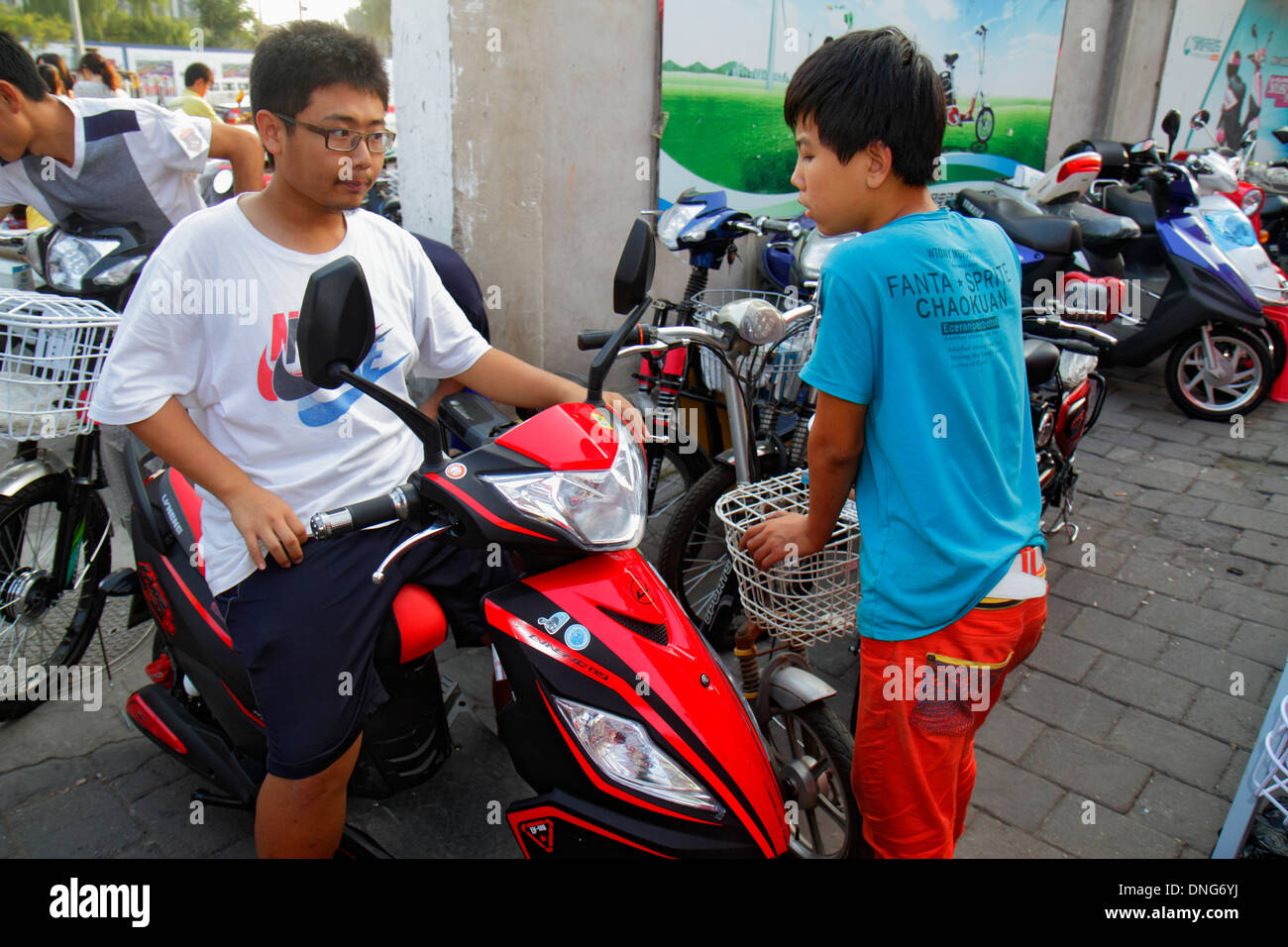 Pechino Cina, Asia, cinese, orientale, Xicheng District, Guang an Men Nei da Jie, Guanganmen Inner Street, negozio, nuovo, scooter elettrici scooter, asiatici AS Foto Stock