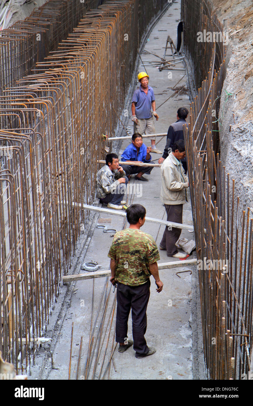 Pechino Cina,Cinese,Distretto Haidian,Università di Pechino,PKU,Beidà,istruzione superiore,campus,uomo asiatico maschio,lavoratore di costruzione,fondazione di posa,la Foto Stock
